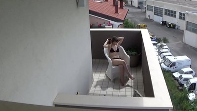 Leken asiri ga matashin abokin zama na yana al'aura a baranda